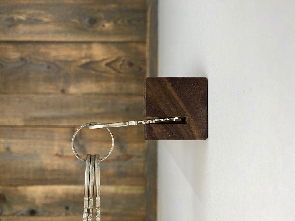 Elegantes Schlüsselbrett, Schlüsselboard aus Nussbaum - Handarbeit aus Bayern