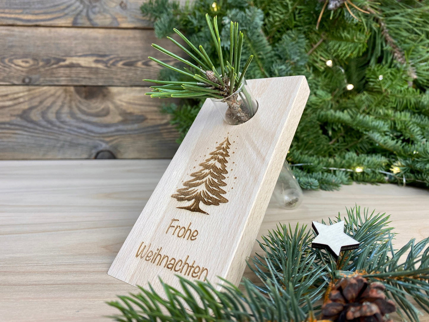 weihnachtliche Vase aus Holz mit Reagenzglas, Tischdeko zu Weihnachten, Advent oder als Geschenk