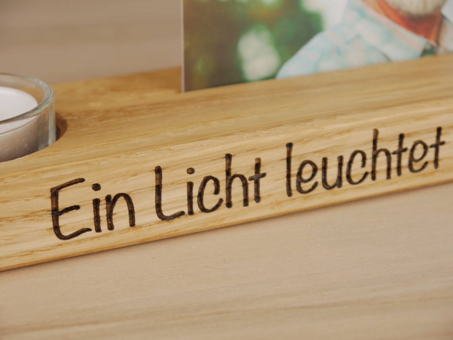 personalisierte Fotoleiste, mit Teelichthalter, zum Gedenken und Erinnern, Trauergeschenk, massives Eichenholz, ein individuelles Andenken