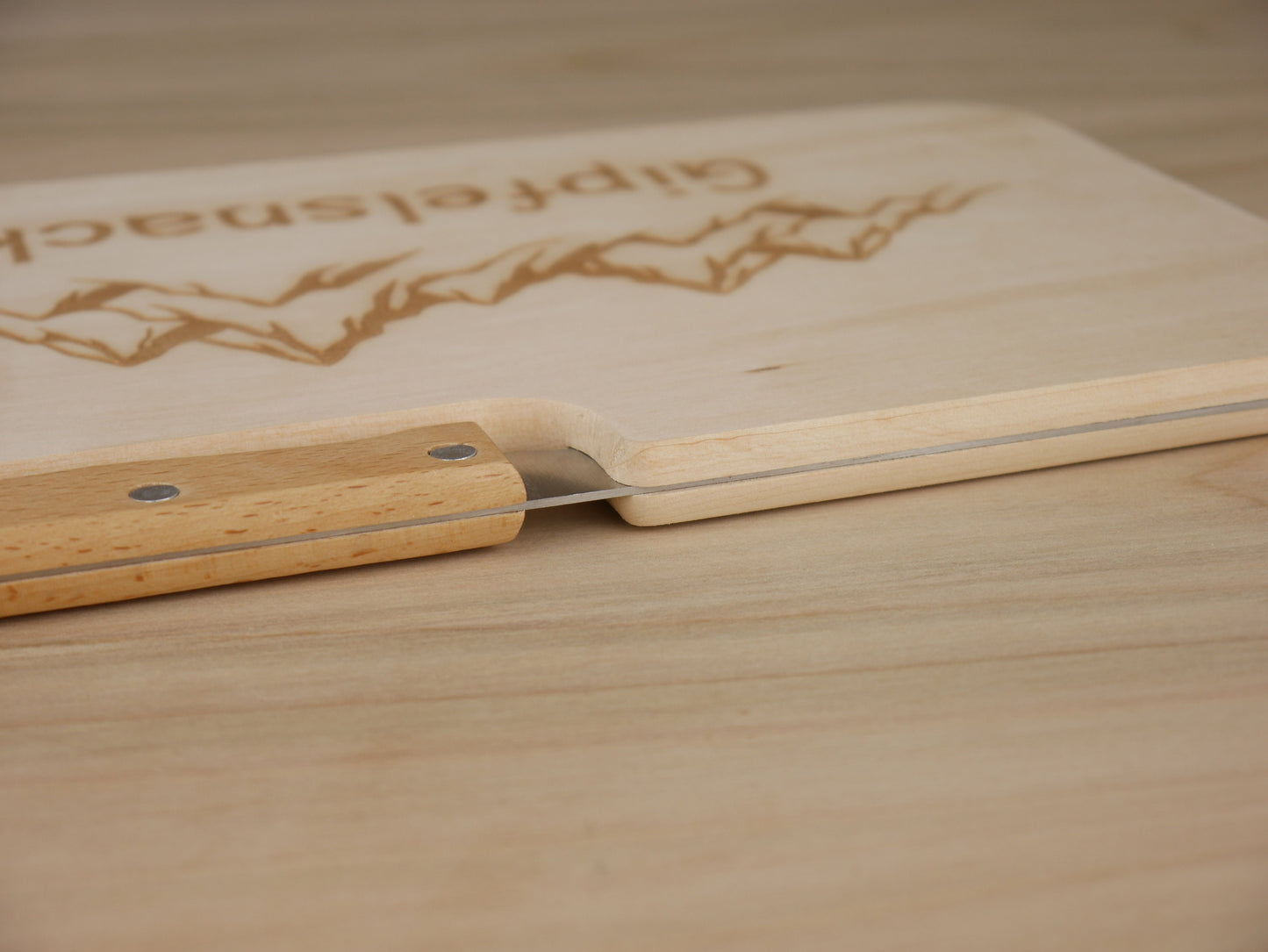 Schneidebrett mit Messer, Berge, personalisiertbar, aus massivem Erlenholz, Brotzeitbrett, Frühstücksbrett, Vesper