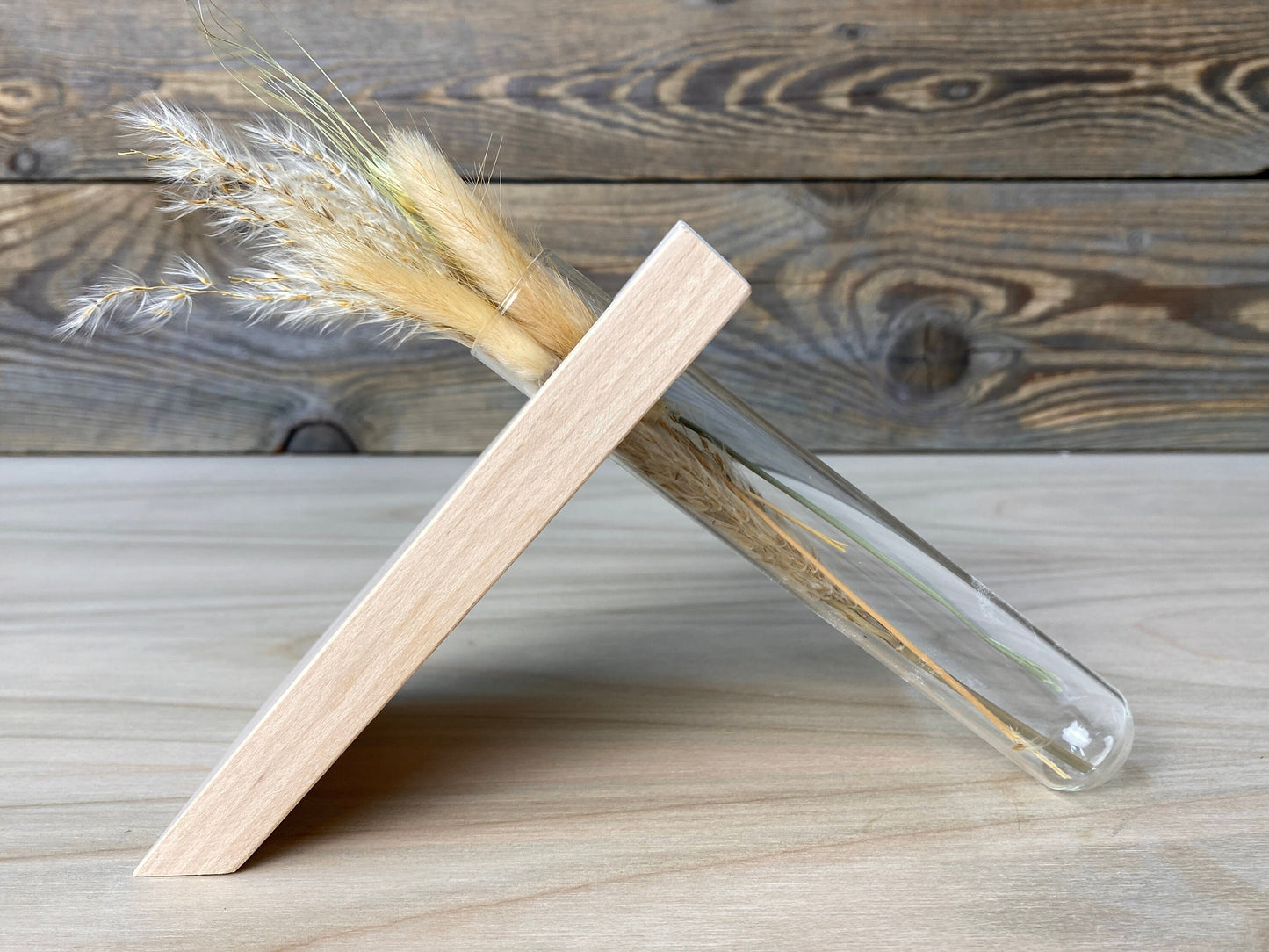 schräge Vase aus Holz mit Reagenzglas, Tischdeko, als Geschenk, Mitbringesl