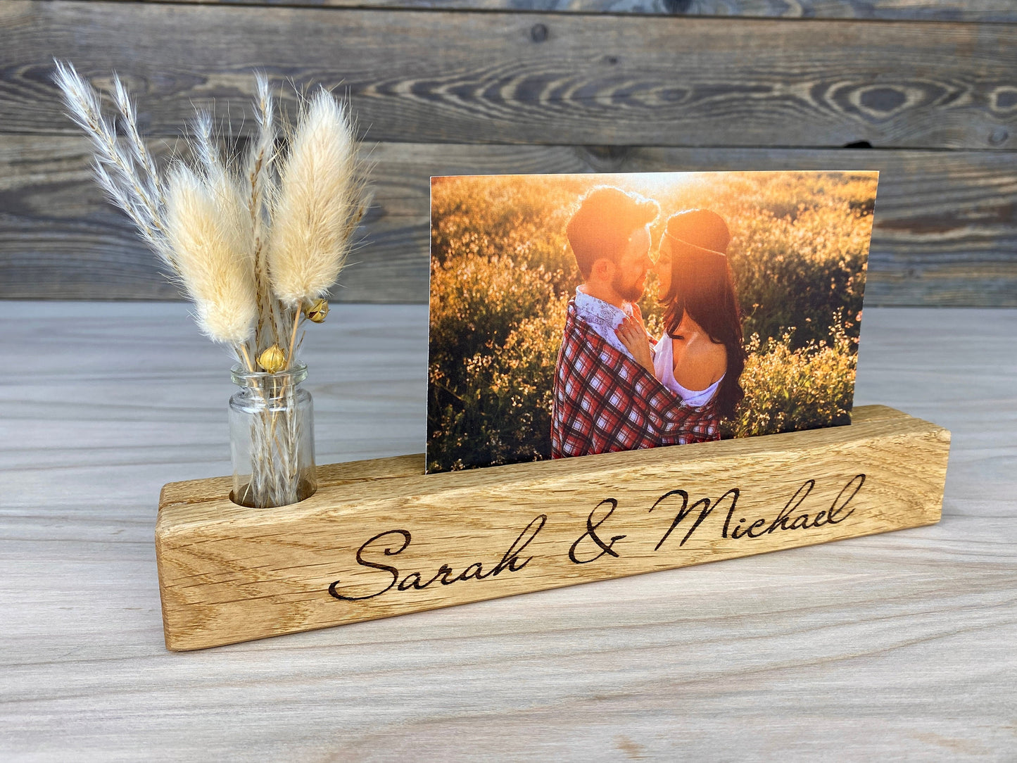 personalisierte Fotoleiste aus Holz mit Namen - aus Eichenholz mit Vase, Bilderleiste, Geschenk für Hochzeit, Paare, Verlobung, Heirat
