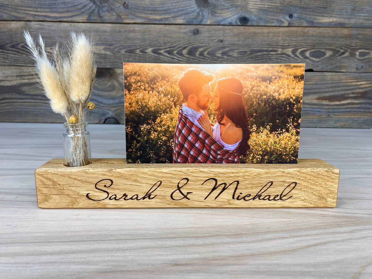 personalisierte Fotoleiste aus Holz mit Namen - aus Eichenholz mit Vase, Bilderleiste, Geschenk für Hochzeit, Paare, Verlobung, Heirat