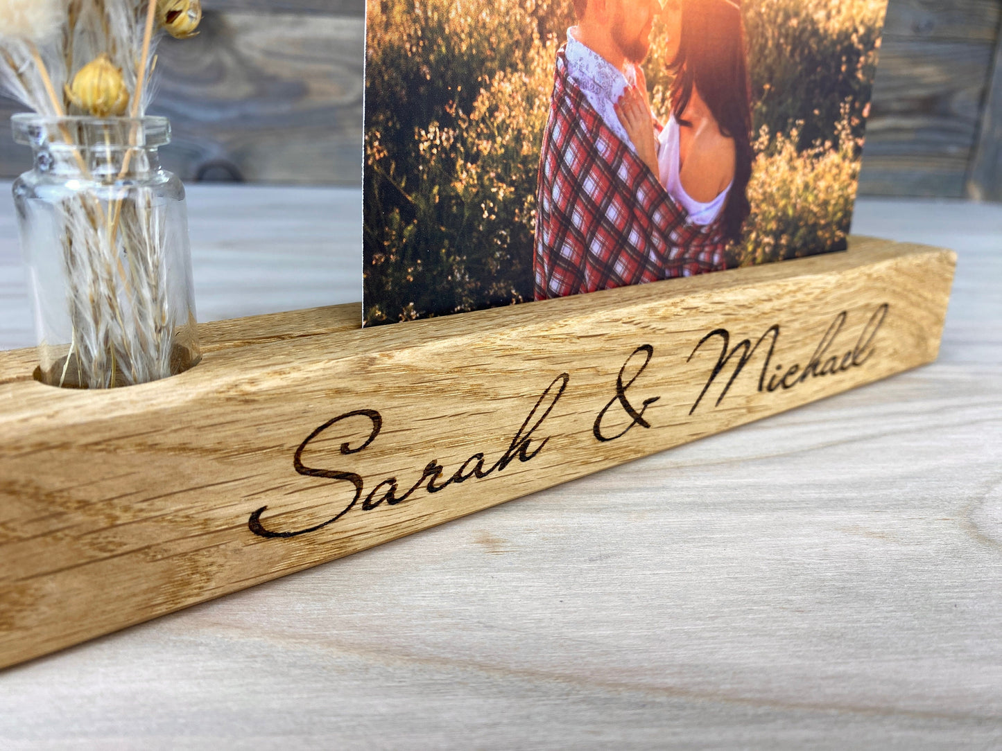 personalisierte Fotoleiste aus Holz mit Namen - aus Eichenholz mit Vase, Bilderleiste, Geschenk für Hochzeit, Paare, Verlobung, Heirat