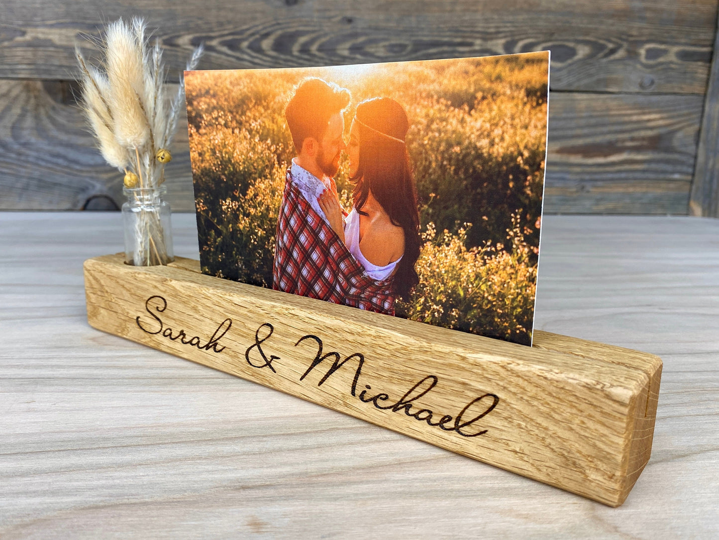 personalisierte Fotoleiste aus Holz mit Namen - aus Eichenholz mit Vase, Bilderleiste, Geschenk für Hochzeit, Paare, Verlobung, Heirat