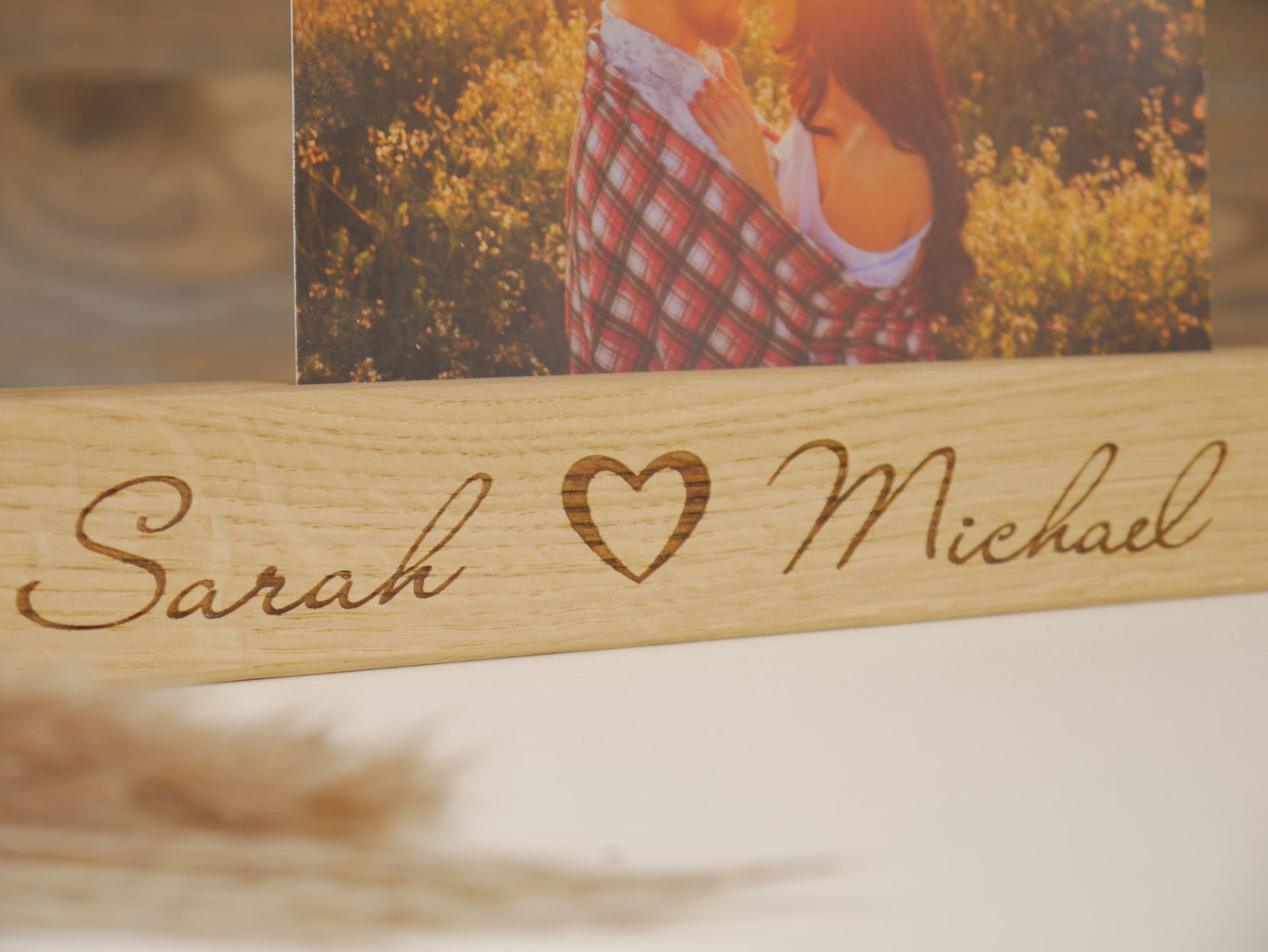 personalisierte Fotoleiste aus Holz mit Namen, Motiv "Herz"- mit Vase, Bilderleiste, Geschenk für Hochzeit, Paare, Verlobung, Heirat