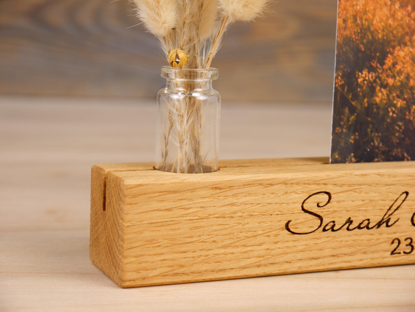 personalisierte Fotoleiste aus Holz mit Namen und Datum - aus Eichenholz mit Vase, Bilderleiste, Geschenk für Hochzeit, Verlobung, Heirat