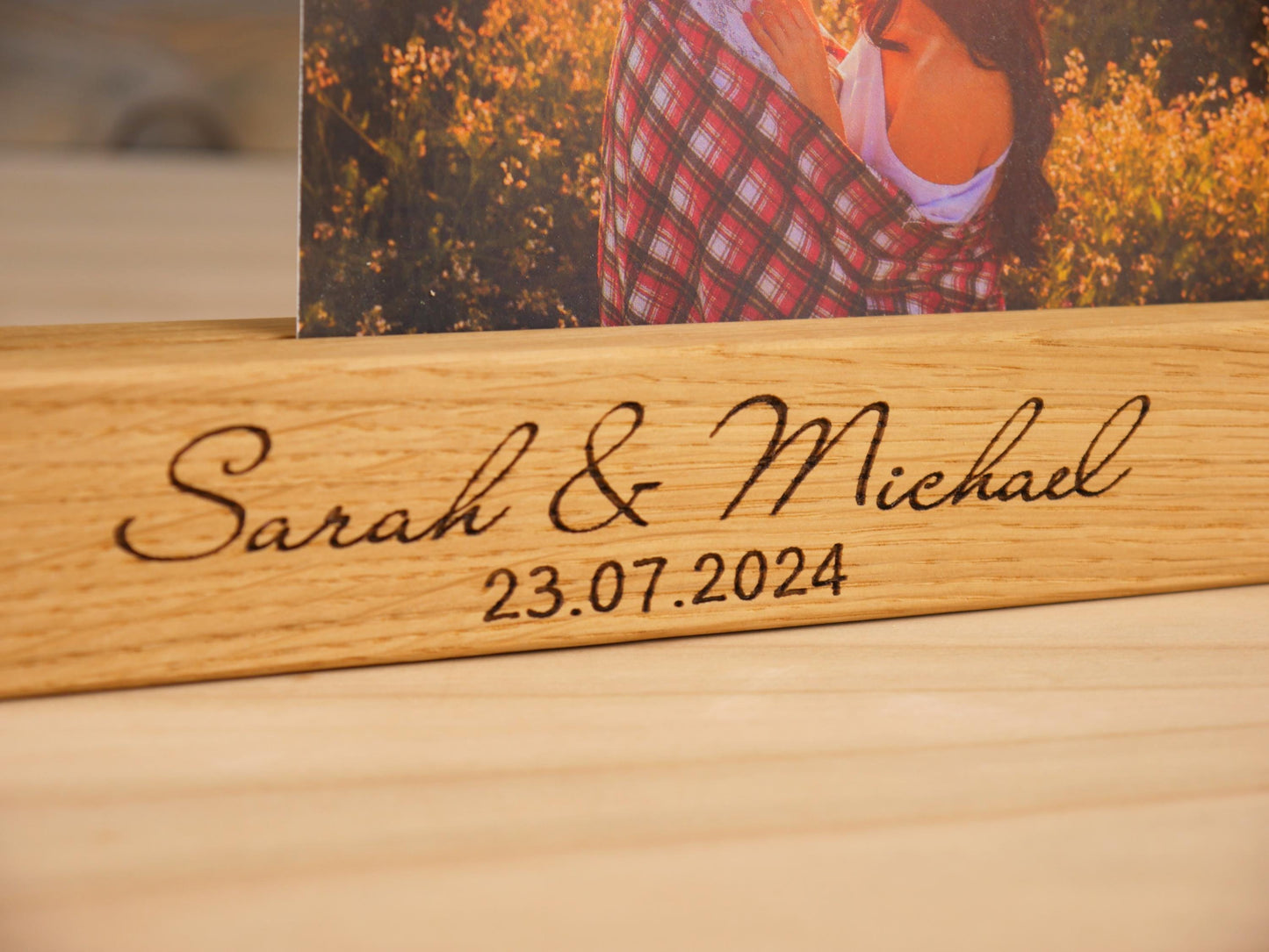 personalisierte Fotoleiste aus Holz mit Namen und Datum - aus Eichenholz mit Vase, Bilderleiste, Geschenk für Hochzeit, Verlobung, Heirat