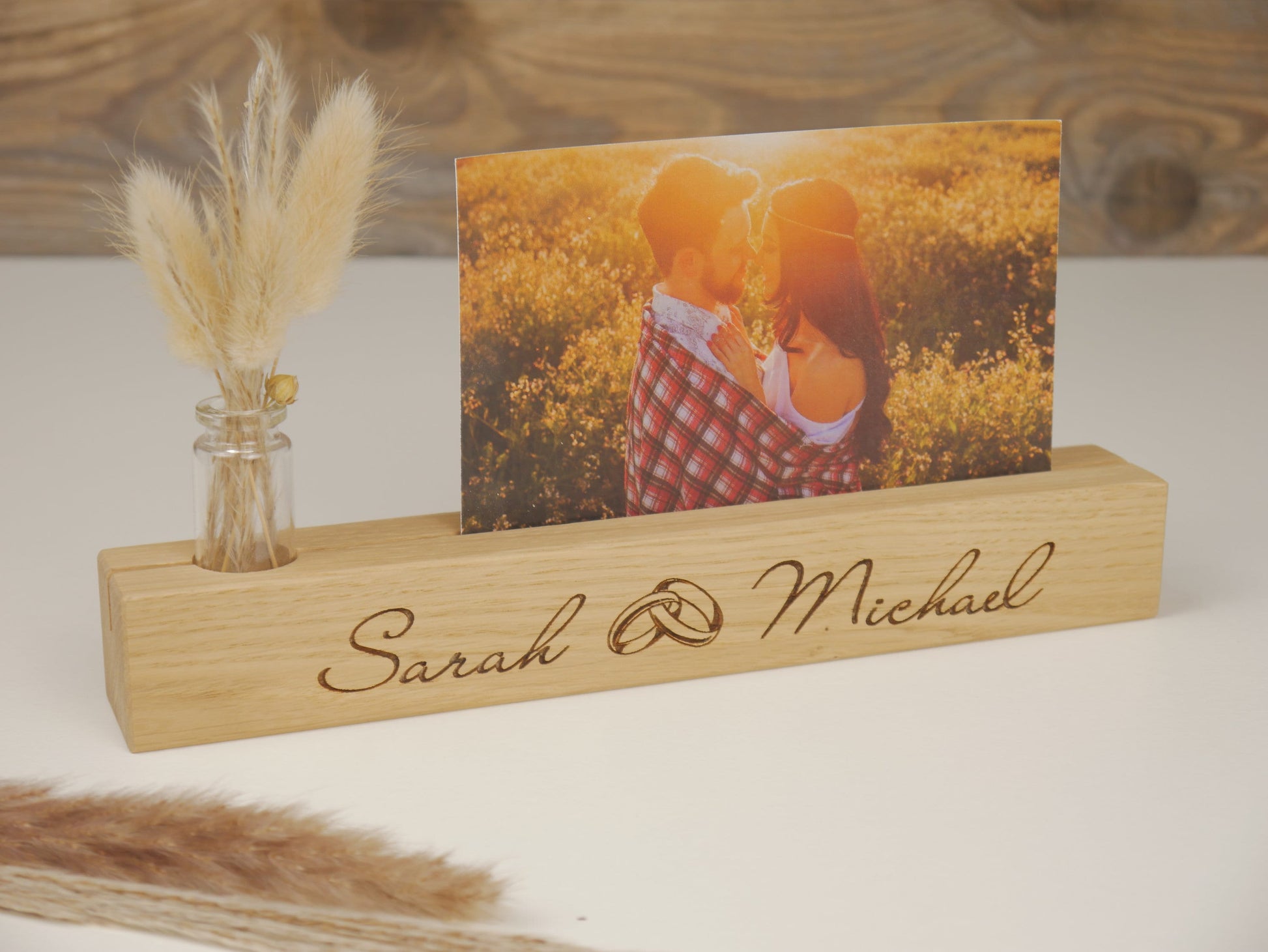 personalisierte Fotoleiste aus Holz mit Namen, Motiv "Ringe"- mit Vase, Bilderleiste, Geschenk für Hochzeit, Paare, Verlobung, Heirat
