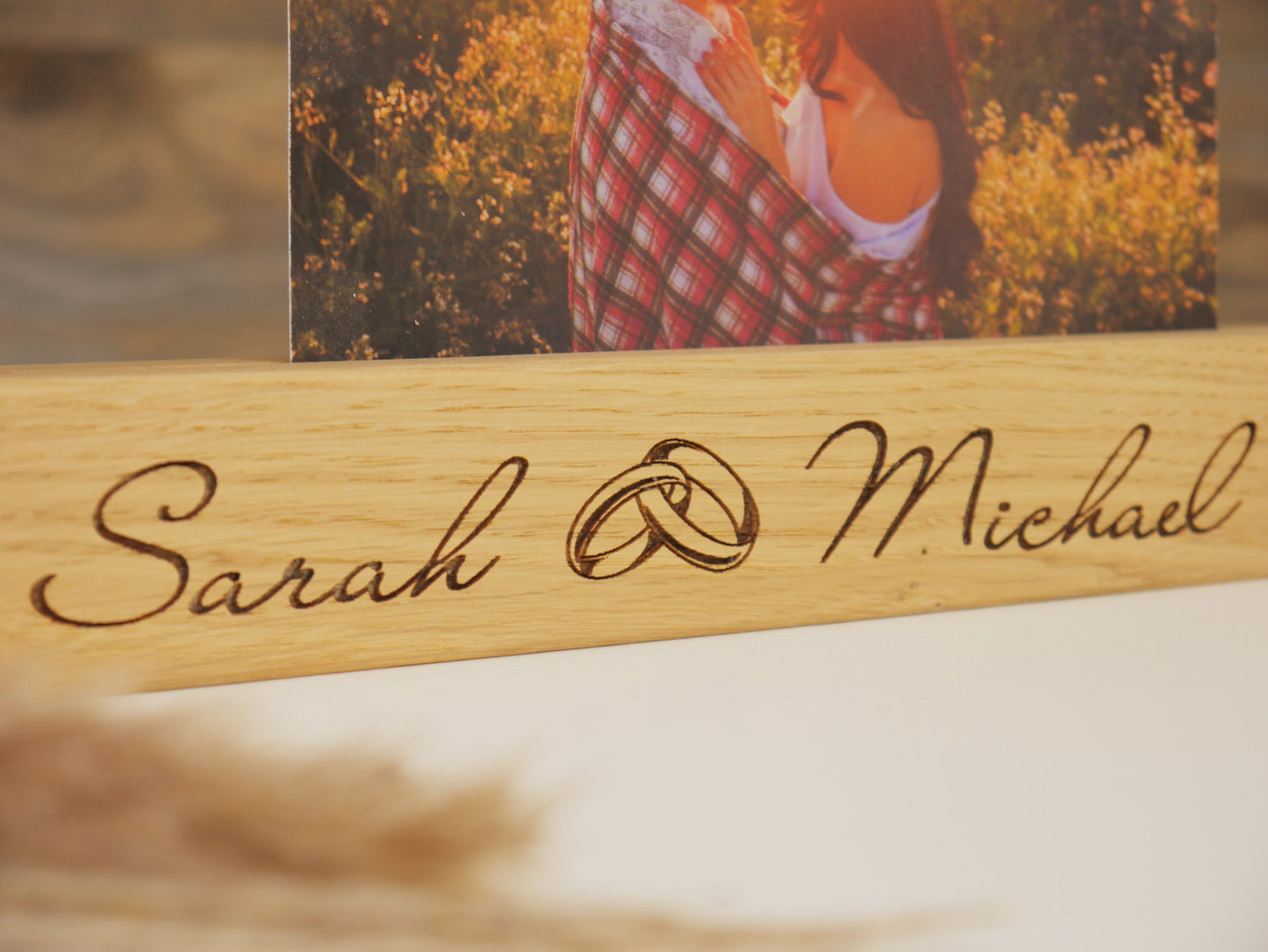 personalisierte Fotoleiste aus Holz mit Namen, Motiv "Ringe"- mit Vase, Bilderleiste, Geschenk für Hochzeit, Paare, Verlobung, Heirat
