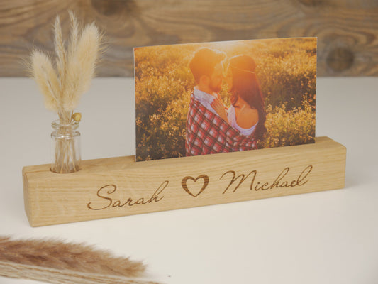 personalisierte Fotoleiste aus Holz mit Namen, Motiv "Herz"- mit Vase, Bilderleiste, Geschenk für Hochzeit, Paare, Verlobung, Heirat