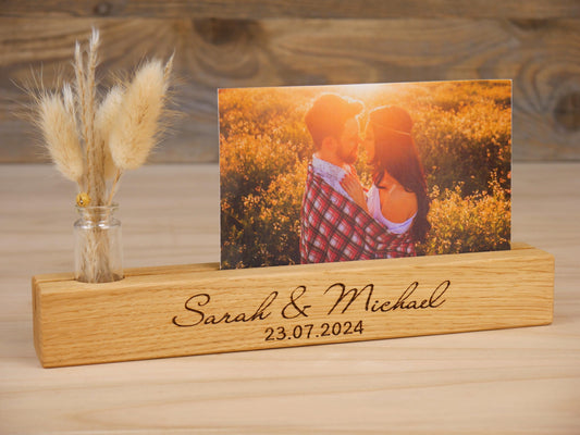 personalisierte Fotoleiste aus Holz mit Namen und Datum - aus Eichenholz mit Vase, Bilderleiste, Geschenk für Hochzeit, Verlobung, Heirat